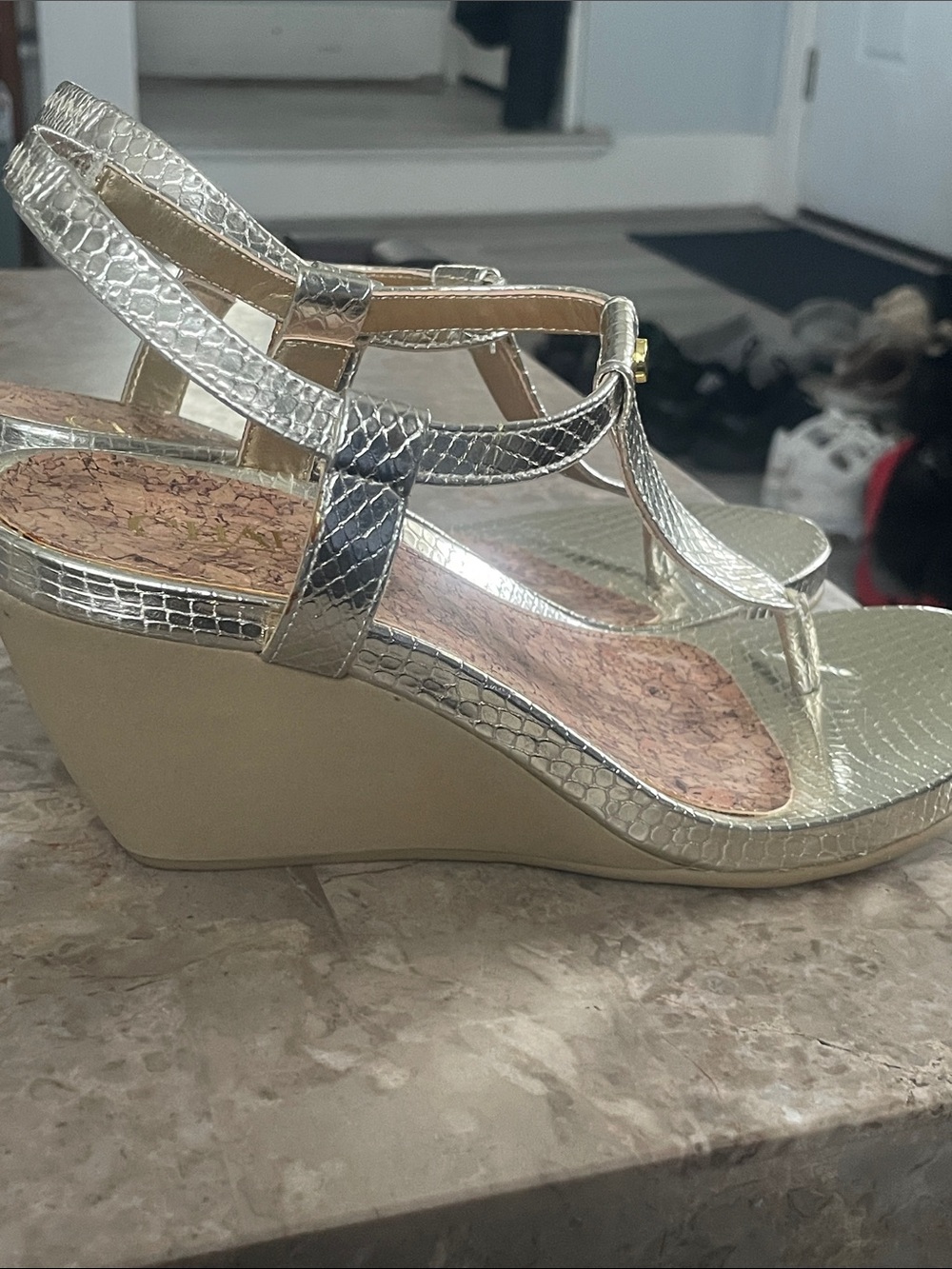 CHAPS NEW size 7 Women's Gold Slingback T-Strap Sandals / wedges. - Picture 4 of 4